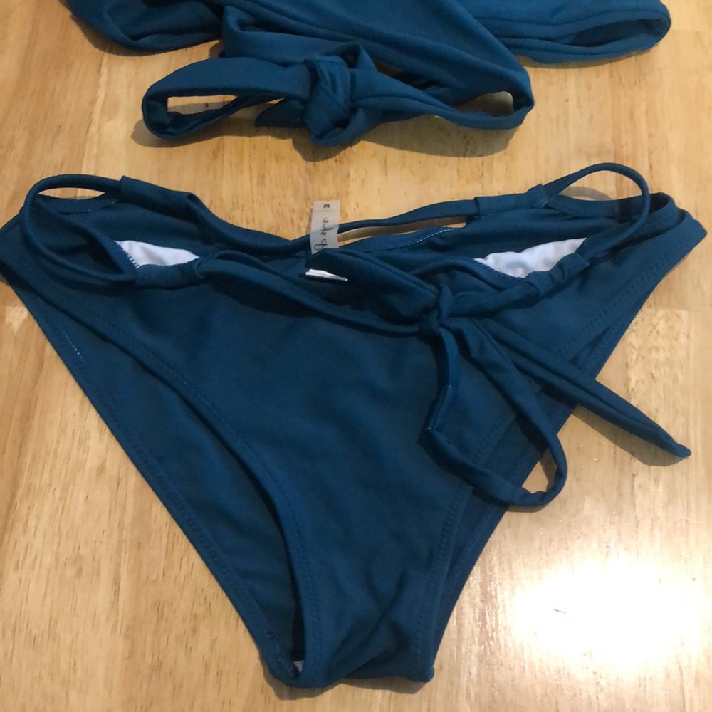 Cupshe bathing suit set - Picture 3 of 4